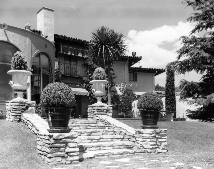 Bayerknoll Estate 1933 Located at 630 Doheny Road wm.jpg